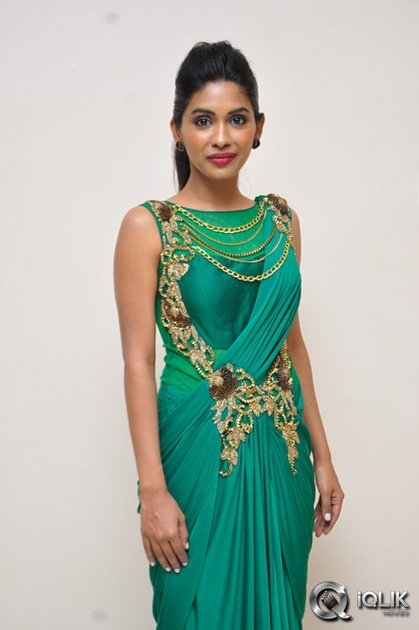 Anjali-Patil-at-Naa-Bangaaru-Talli-Movie-Special-Show